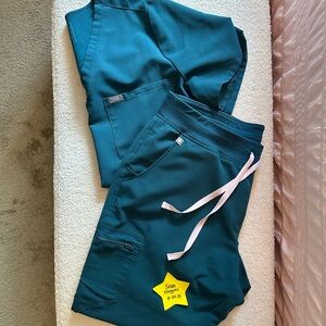 FIGS scrub set